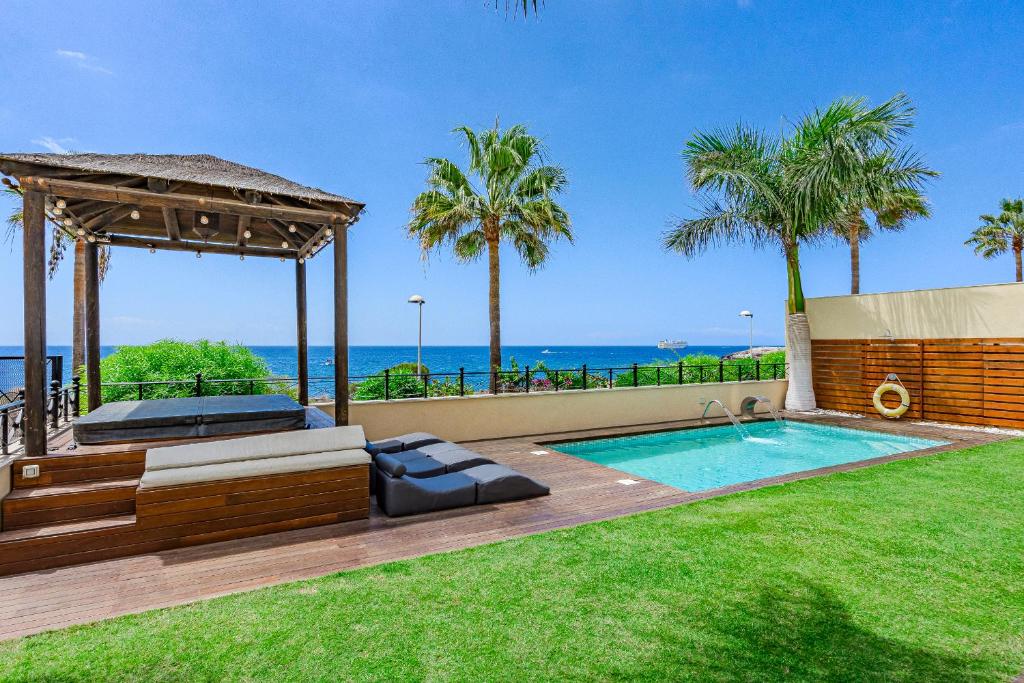 un cortile con piscina e l'oceano di Villa Los Cristianos (Beach & Relax & Golf) a Los Cristianos