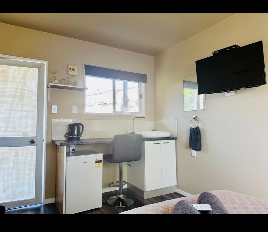 TV a/nebo společenská místnost v ubytování A1 Kaikoura Motel & Apartment