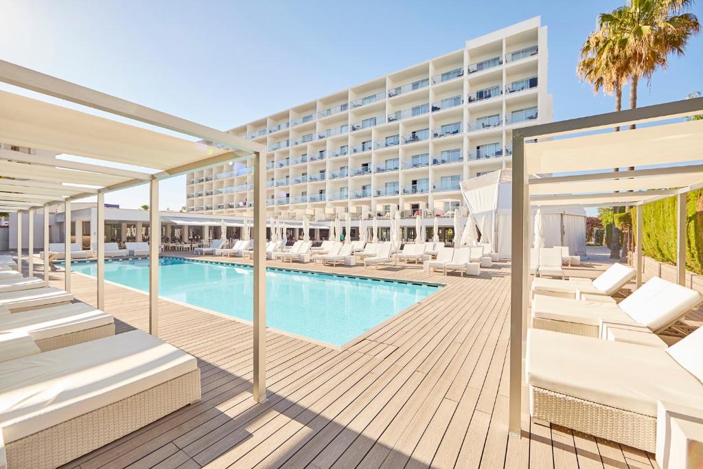 Bazén v ubytovaní Hotel Astoria Playa Adults Only 4* Sup alebo v jeho blízkosti