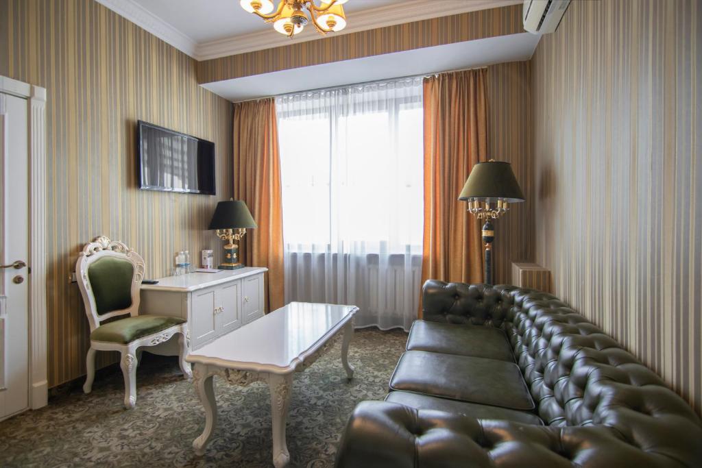 TV a/nebo společenská místnost v ubytování Royal Olympic Hotel