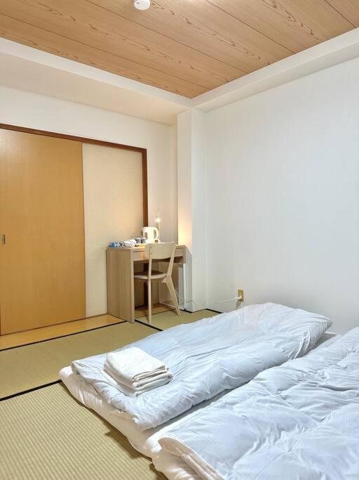Llit o llits en una habitació de 205号室南海空港線沿い花園町駅2分和室ミニキッチンと専用バスルーム付きアクセス抜群