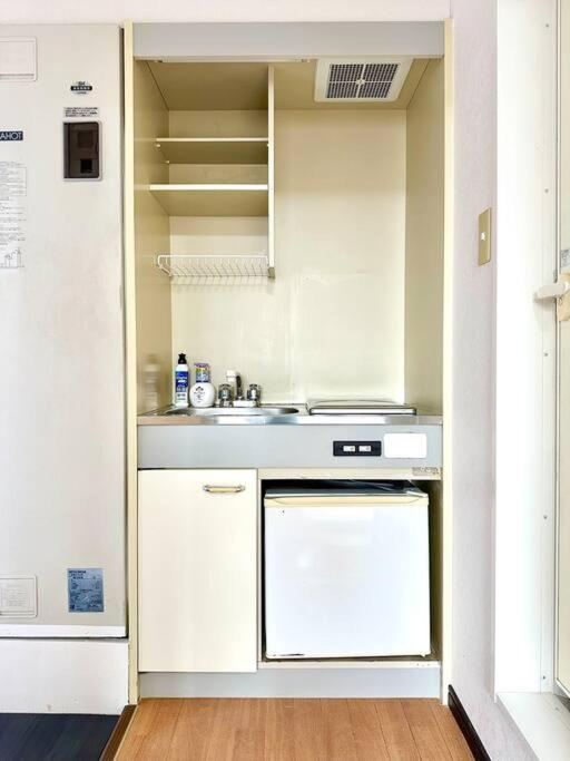 Cuina o zona de cuina de 205号室南海空港線沿い花園町駅2分和室ミニキッチンと専用バスルーム付きアクセス抜群