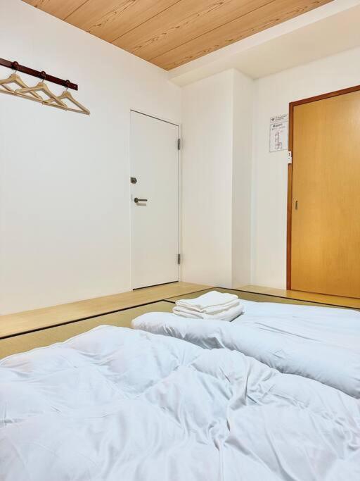 Llit o llits en una habitació de 205号室南海空港線沿い花園町駅2分和室ミニキッチンと専用バスルーム付きアクセス抜群