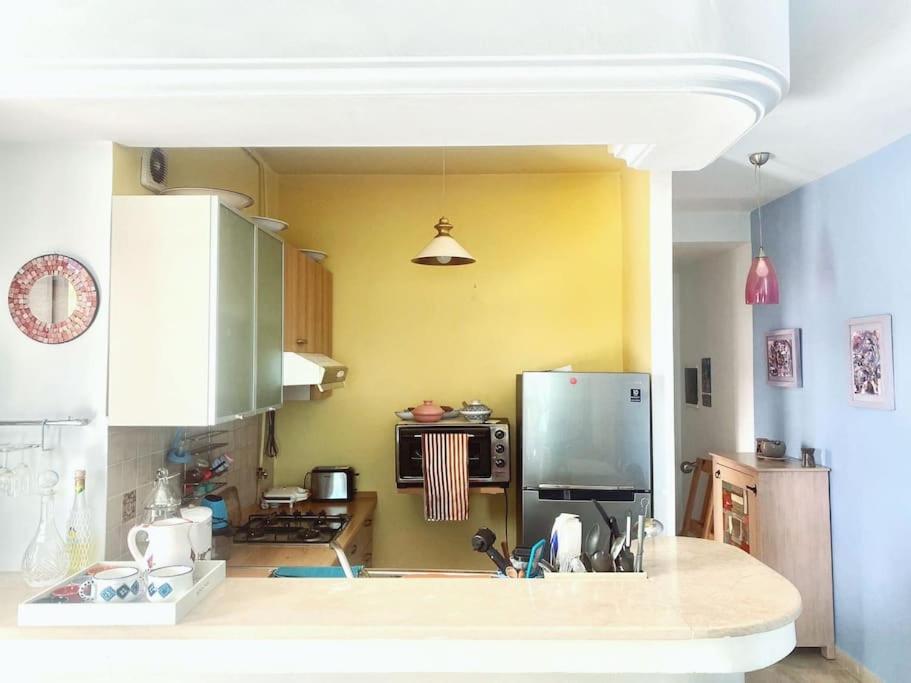 eine Küche mit Kühlschrank und Herd in der Unterkunft Appartement Hammamet Nord in Hammamet Nord
