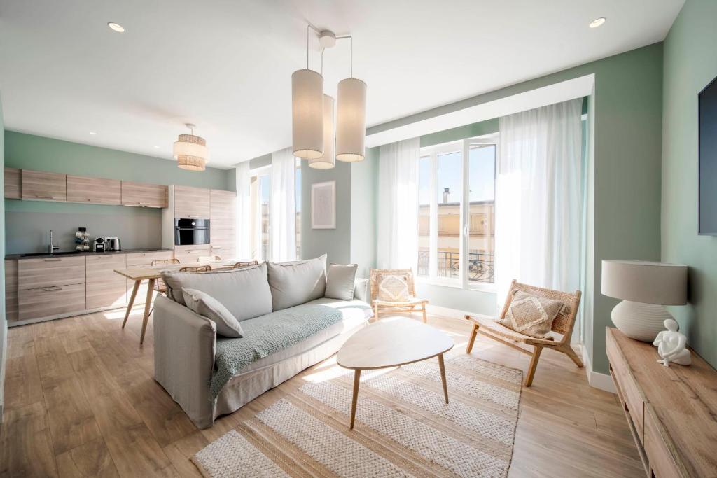 un salon avec un canapé et une table dans l'établissement REF 1943 - Cannes Centre - Apartment for rent, à Cannes