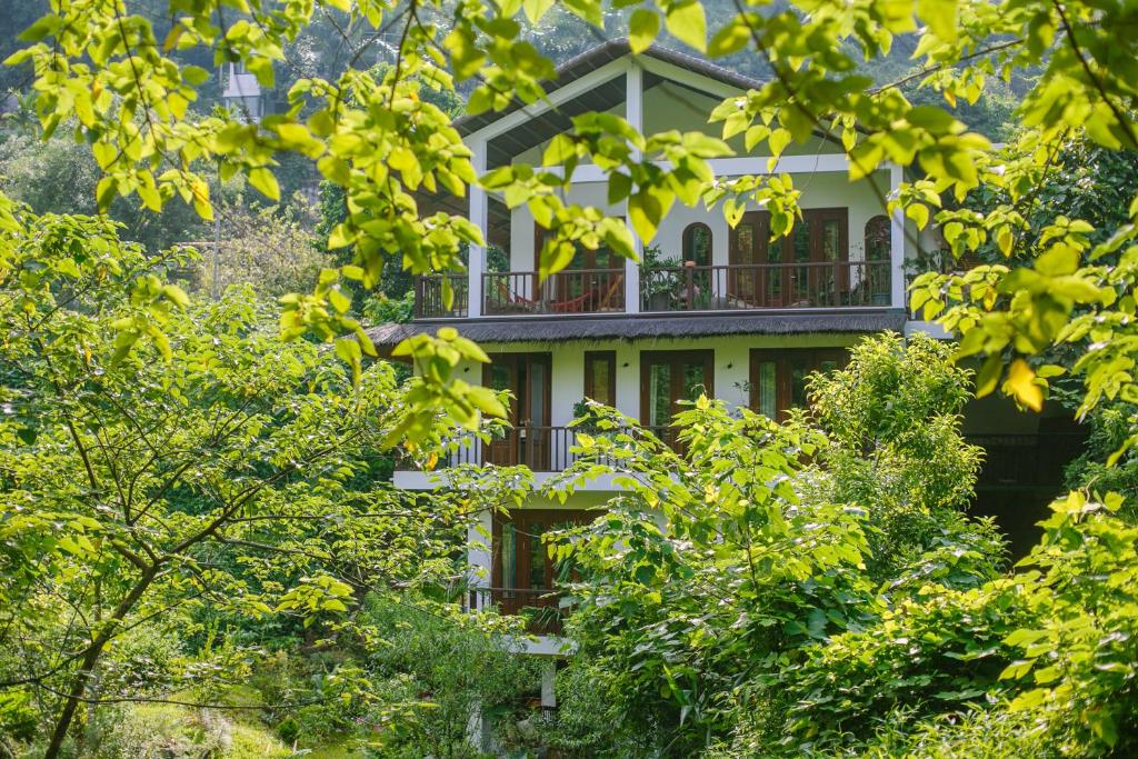 Κήπος έξω από το Leela House, near Bavi, Hanoi, Mountain view, Riverside