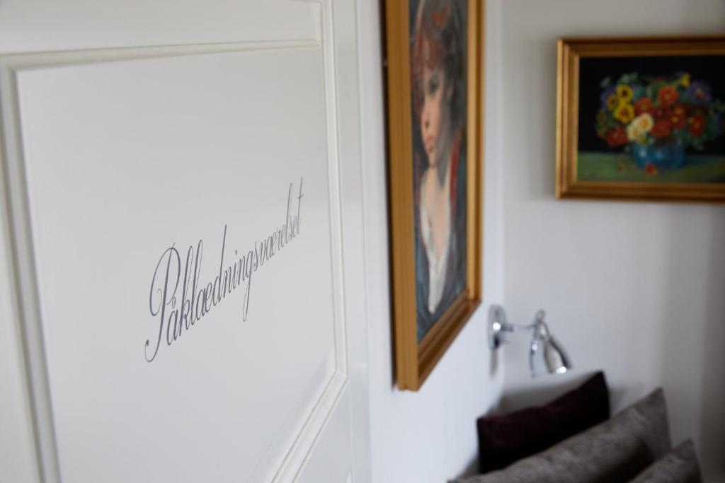a door to a living room with a picture and a couch at Gl. Avernæs Sinatur Hotel & Konference in Ebberup
