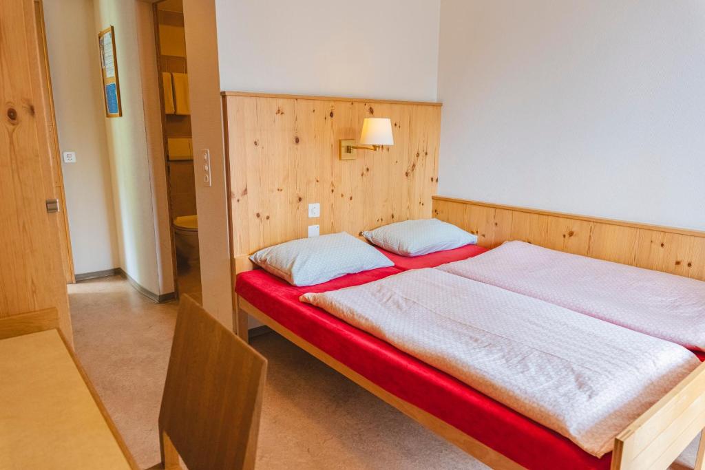 Postel nebo postele na pokoji v ubytování Davos Youth Hostel