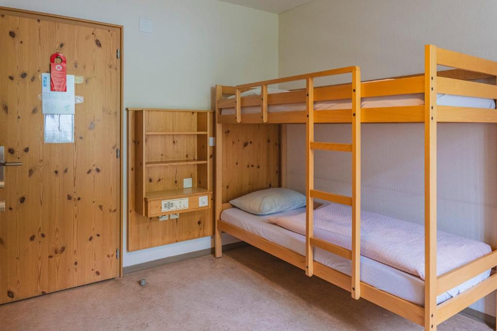 Postel nebo postele na pokoji v ubytování Davos Youth Hostel