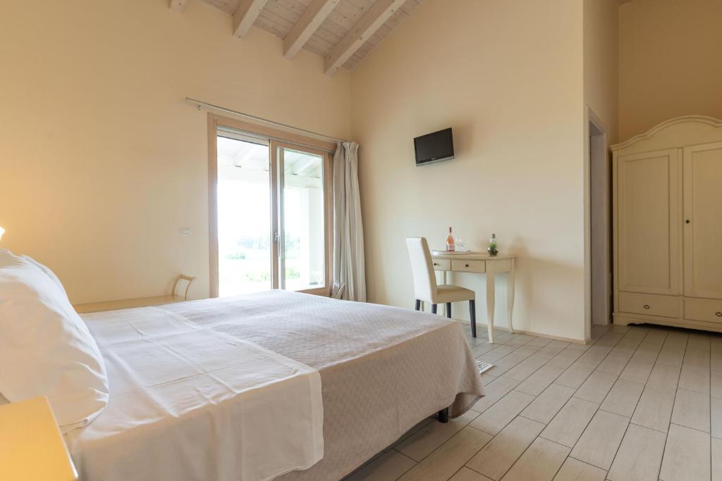 A bed or beds in a room at Agriturismo Colle Dei Pivi
