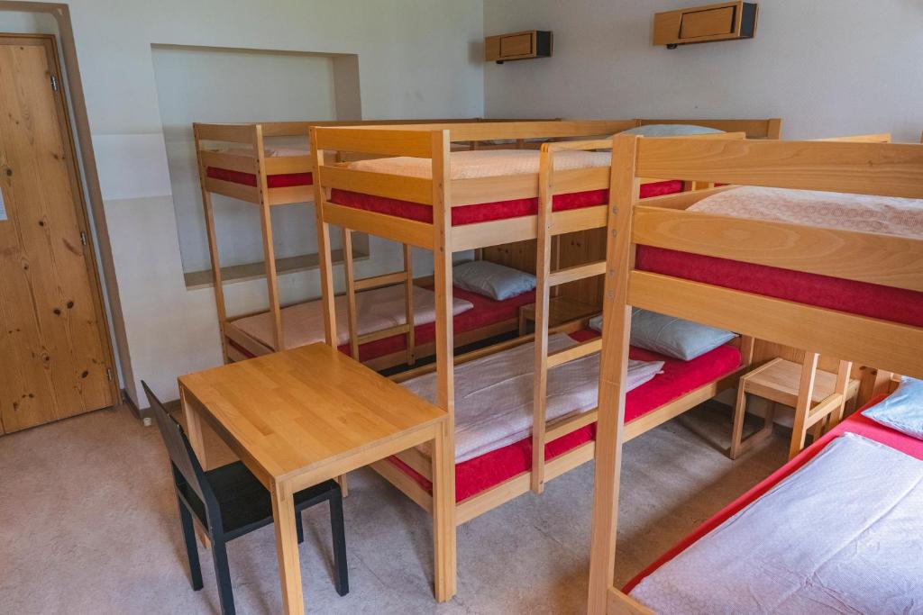 Postel nebo postele na pokoji v ubytování Davos Youth Hostel