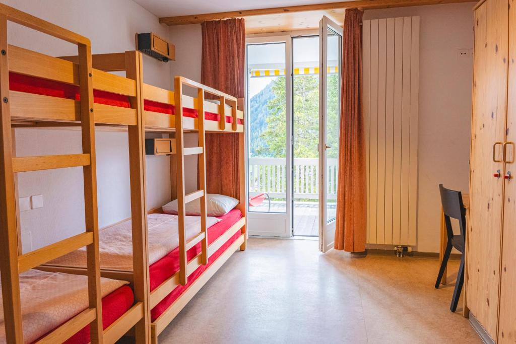 Postel nebo postele na pokoji v ubytování Davos Youth Hostel