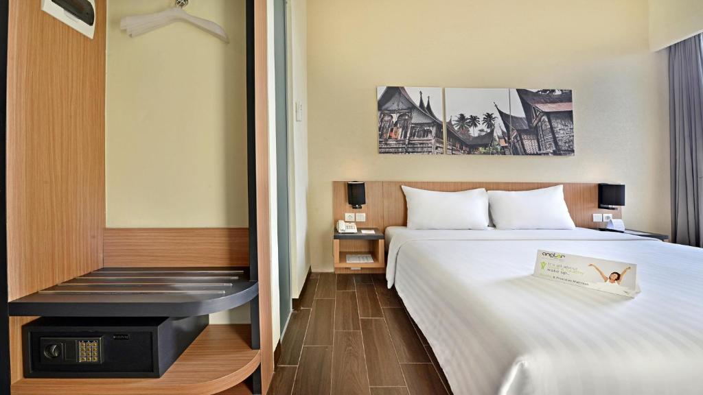 Postel nebo postele na pokoji v ubytování Whiz Prime Hotel Khatib Sulaiman Padang