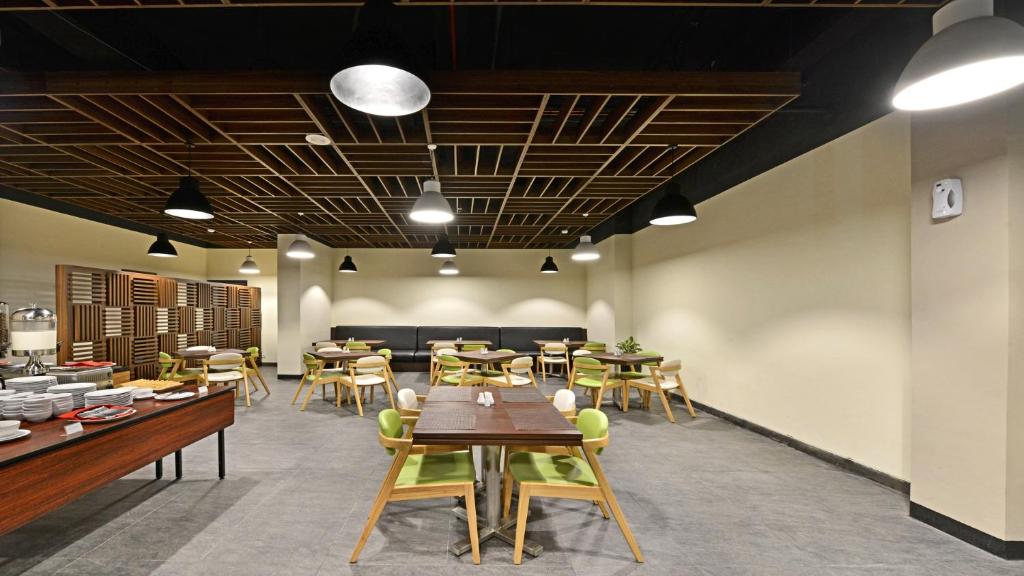 Restaurace v ubytování Whiz Prime Hotel Khatib Sulaiman Padang