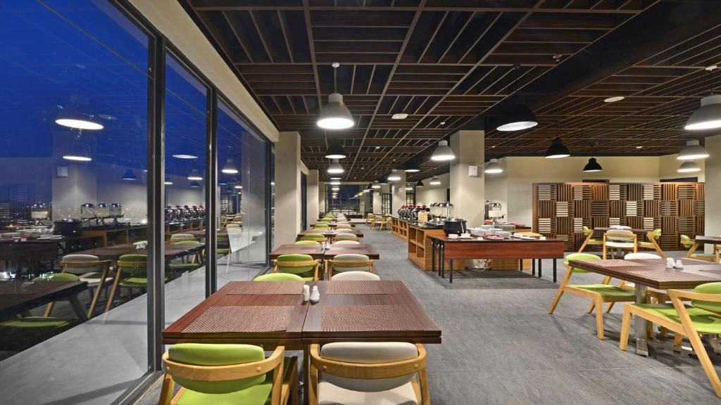 Restaurace v ubytování Whiz Prime Hotel Khatib Sulaiman Padang