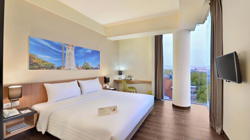TV a/nebo společenská místnost v ubytování Whiz Prime Hotel Khatib Sulaiman Padang