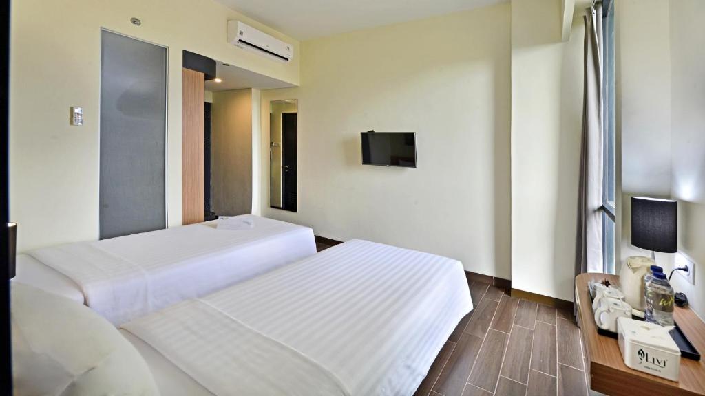 TV a/nebo společenská místnost v ubytování Whiz Prime Hotel Khatib Sulaiman Padang