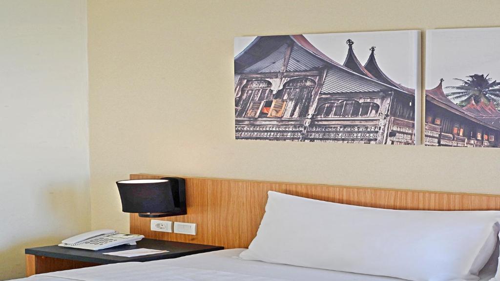 TV a/nebo společenská místnost v ubytování Whiz Prime Hotel Khatib Sulaiman Padang