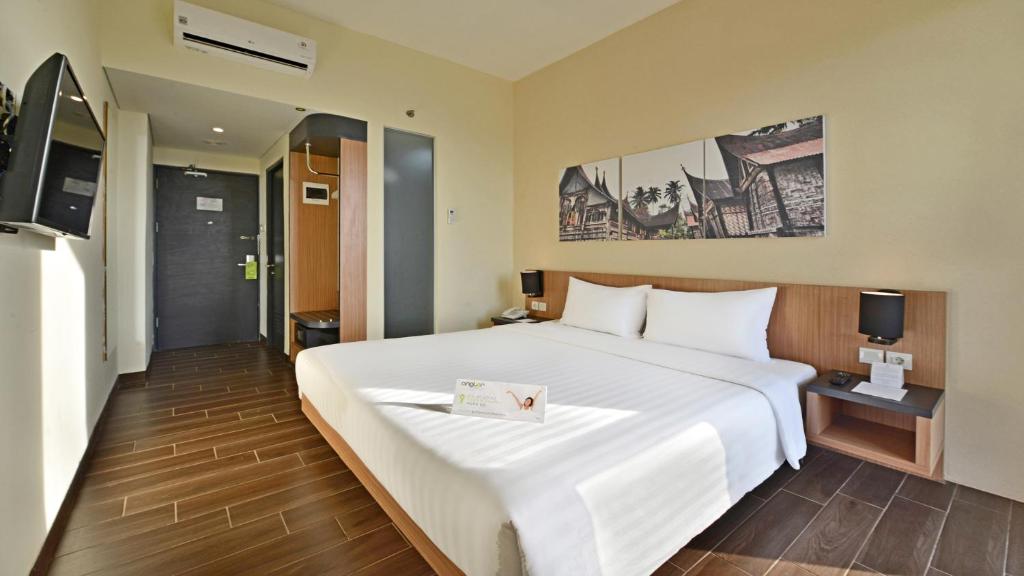 Postel nebo postele na pokoji v ubytování Whiz Prime Hotel Khatib Sulaiman Padang