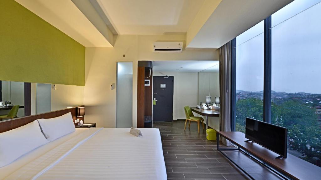 Postel nebo postele na pokoji v ubytování Whiz Prime Hotel Khatib Sulaiman Padang