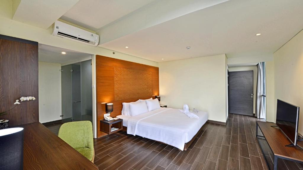 Postel nebo postele na pokoji v ubytování Whiz Prime Hotel Khatib Sulaiman Padang