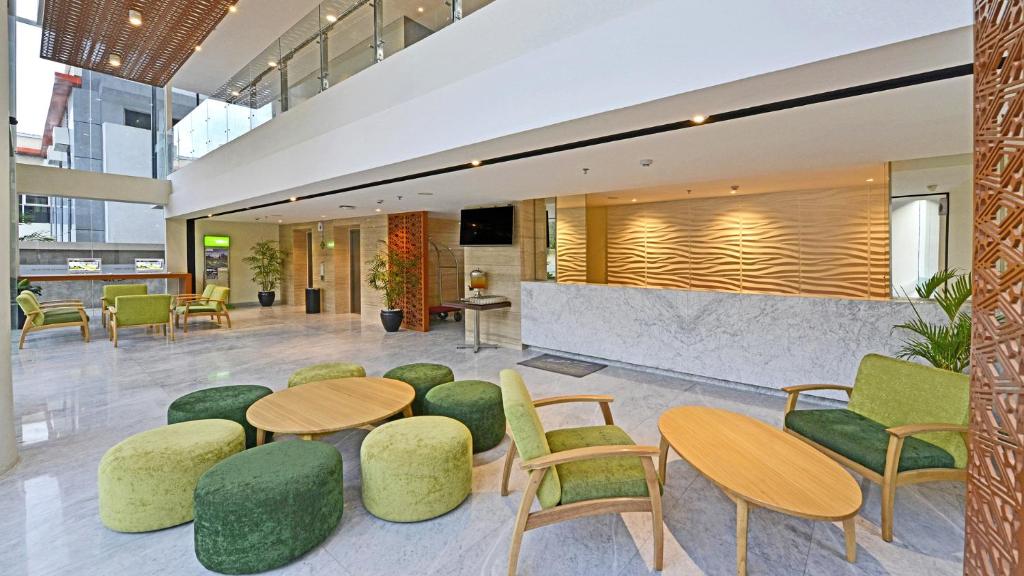 Posezení v ubytování Whiz Prime Hotel Khatib Sulaiman Padang