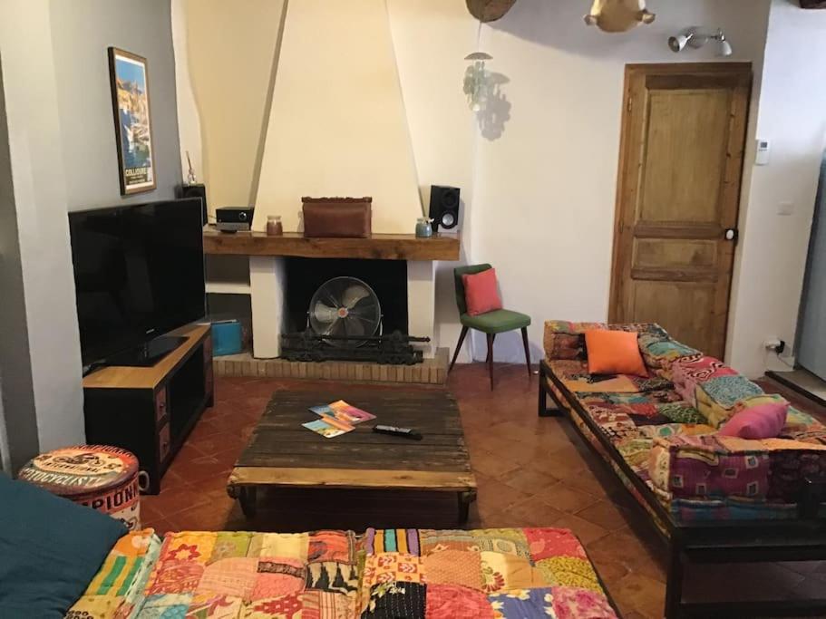 un salon avec deux canapés et une cheminée dans l'établissement Collioure 8 pers 50m de la mer, à Collioure