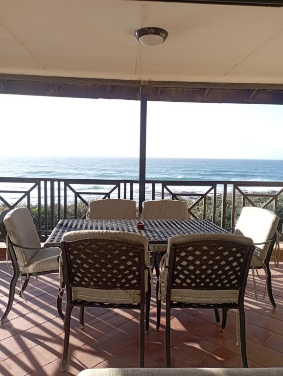 シェリービーチにある47 Bondi Beachの海が見えるバルコニーに置かれたテーブルと椅子