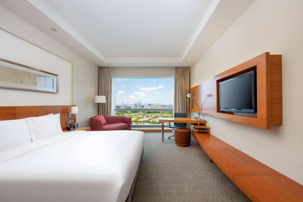 Holiday Inn Shanghai Pudong Kangqiao by IHG - Free shuttle bus to Disney land, Ins Swimming Pool - Standard Room
