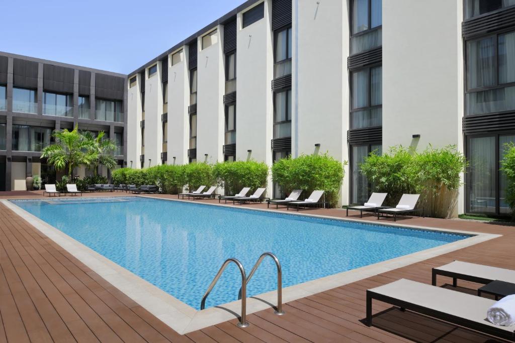 Bazén v ubytování Mövenpick Hotel Tahlia Jeddah nebo v jeho okolí