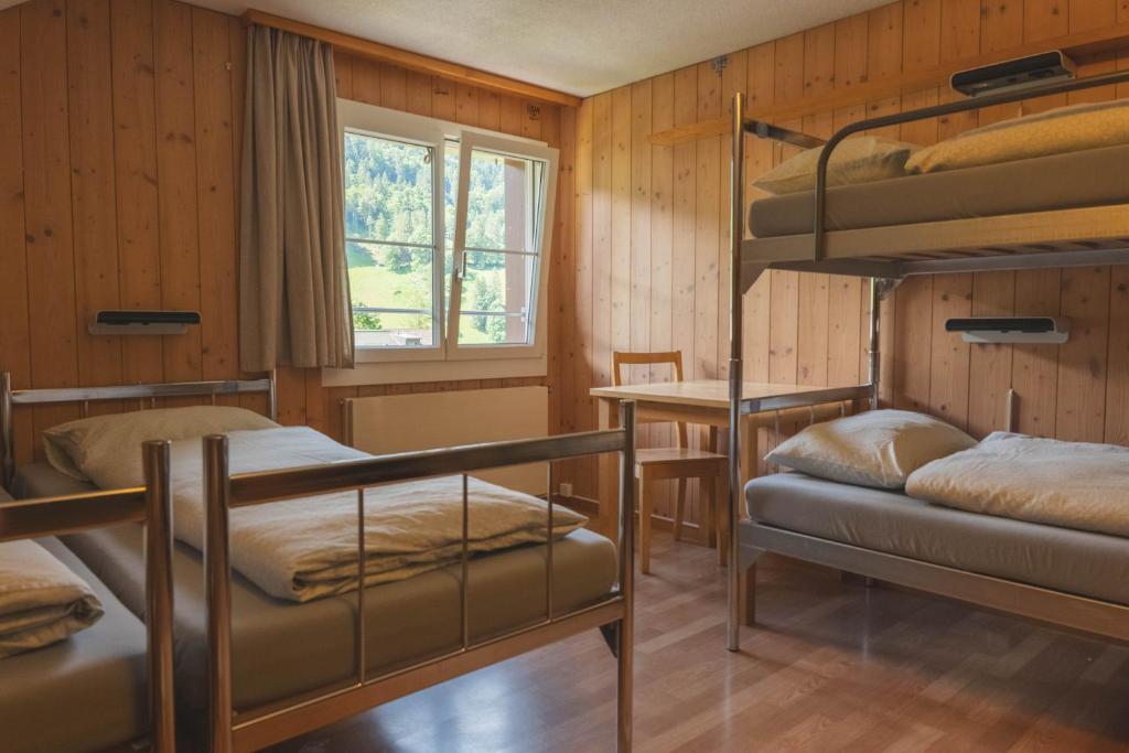 Postel nebo postele na pokoji v ubytování Engelberg Youth Hostel