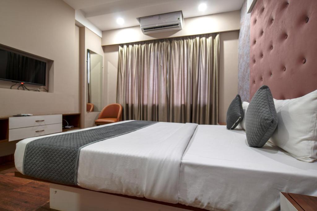 Hotel Miracle 2KM FROM MAHAKAL TEMPLE - 豪华室