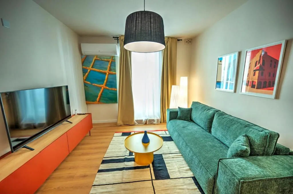 Large and stylish 1 bedroom 2 bathrooms AGER1-1