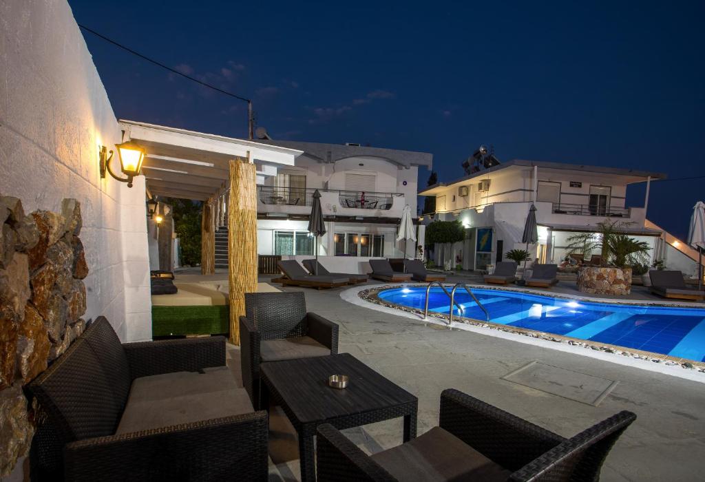 Bazén v ubytování Toulas Studios & Apts No2 nebo v jeho okolí