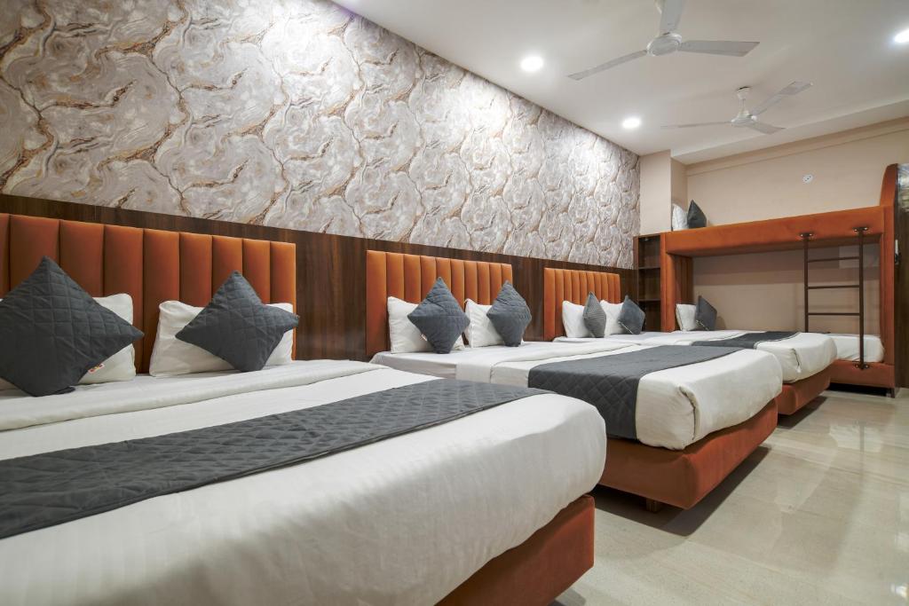 Hotel Miracle 2KM FROM MAHAKAL TEMPLE - 豪华家庭房