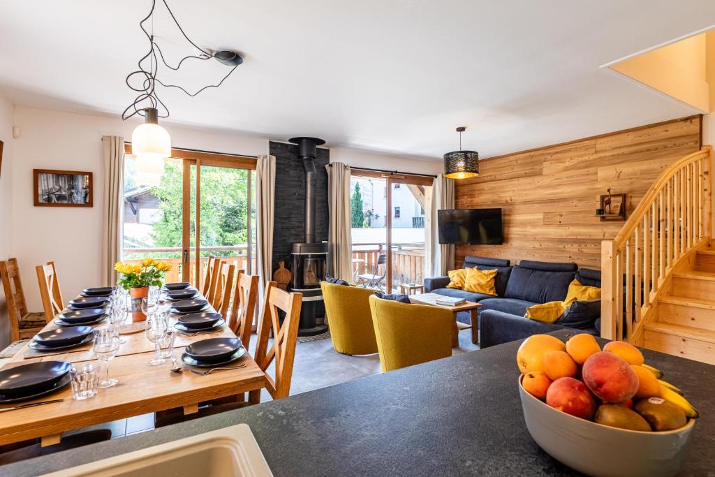 - une salle à manger avec une table et un bol de fruits dans l'établissement Chalet Rivendell, Morzine sleeps 10 with garage, à Morzine
