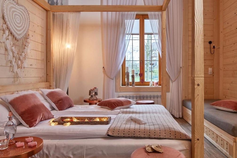 Ένα ή περισσότερα κρεβάτια σε δωμάτιο στο Niedźwiedzia Residence Garden Sauna