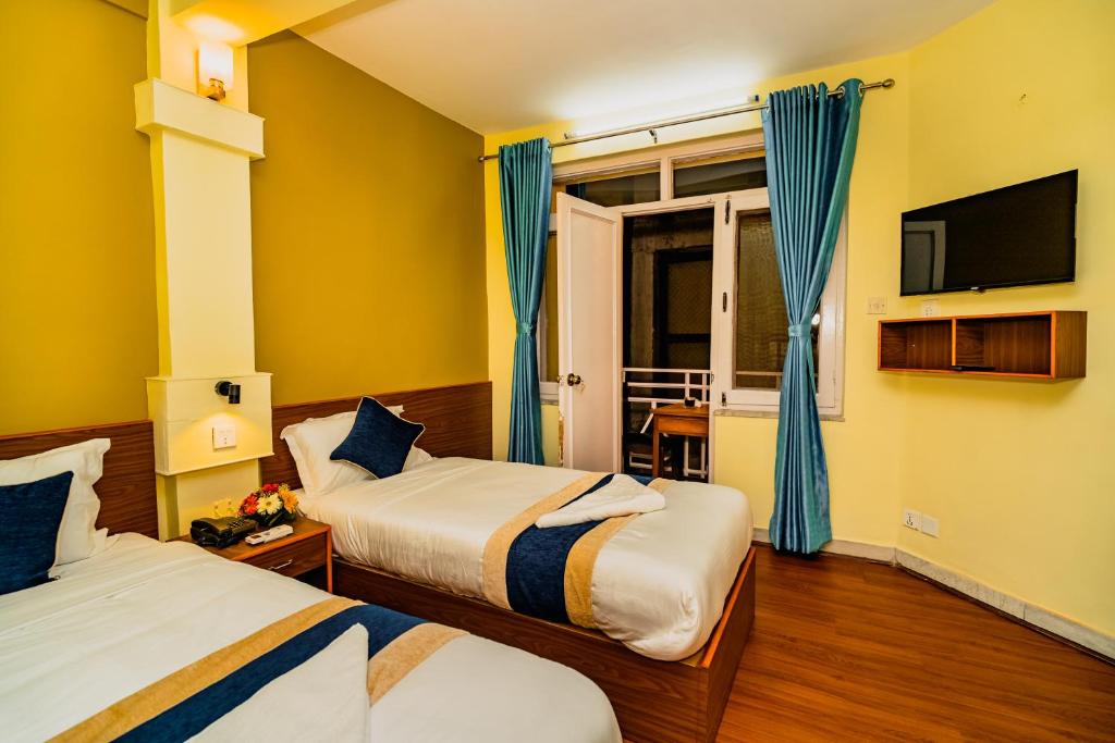 TV in/ali zabaviščno središče v nastanitvi Hotel Aashraya Home