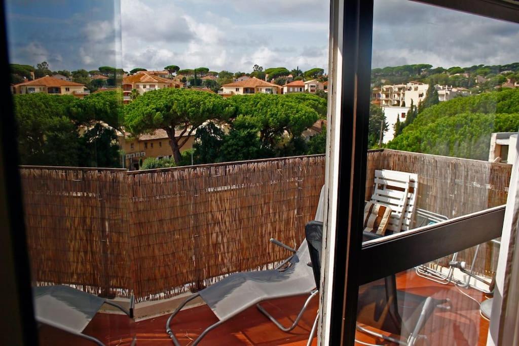 d'un balcon avec une chaise et une vue sur la ville. dans l'établissement Soleil Maxime, à Sainte-Maxime