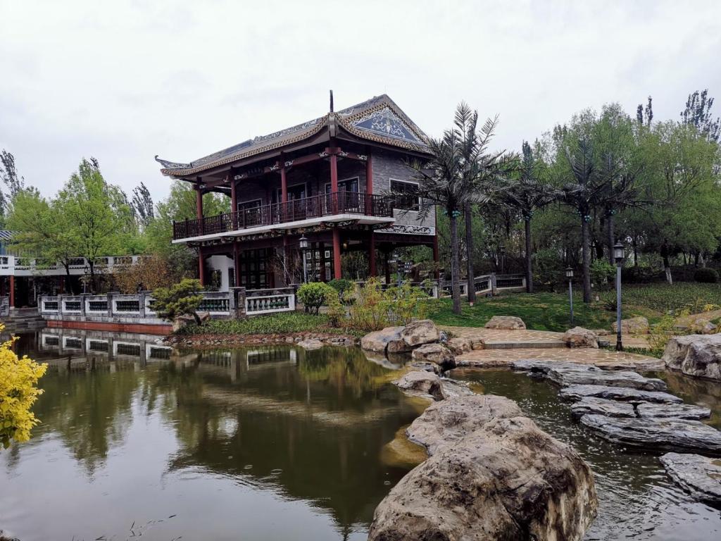 Výhled na řeku, která protéká v blízkosti hotelu