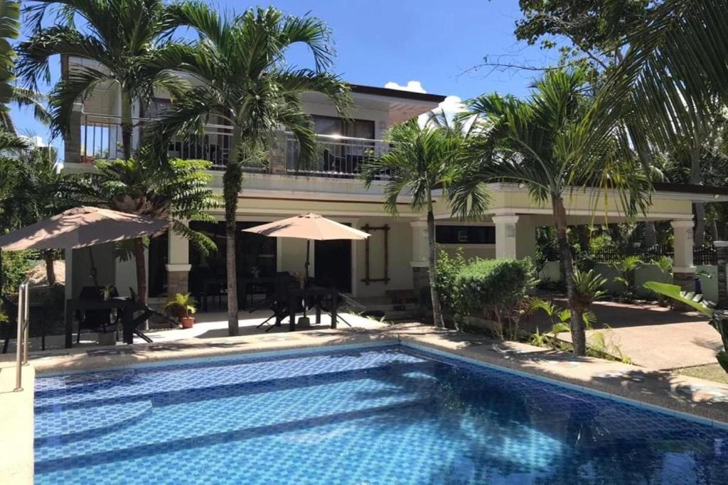 Kolam renang di atau dekat dengan Avila's Hostel Moalboal near Beach