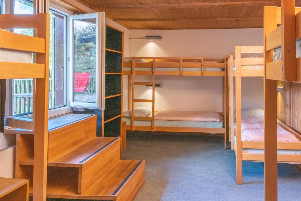 Postel nebo postele na pokoji v ubytování Brienz Youth Hostel