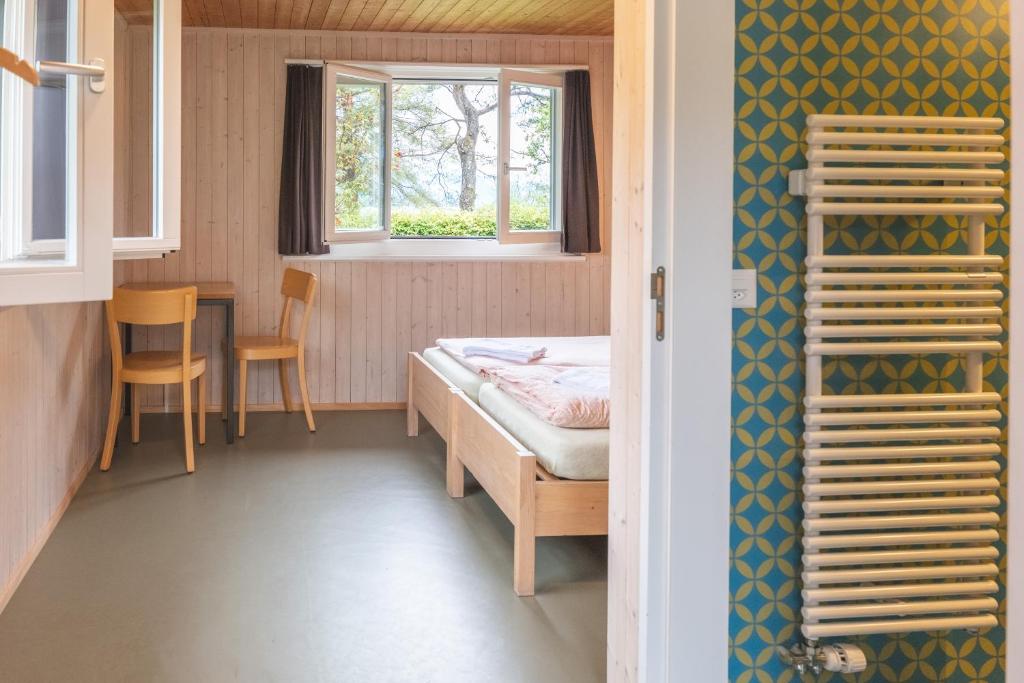 Postel nebo postele na pokoji v ubytování Brienz Youth Hostel