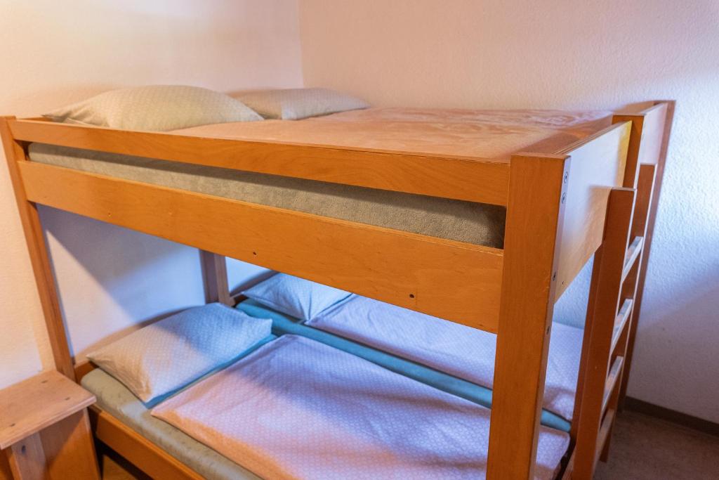 Postel nebo postele na pokoji v ubytování Brugg Youth Hostel