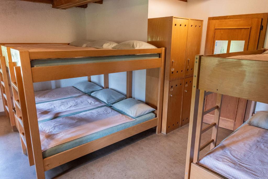 Postel nebo postele na pokoji v ubytování Brugg Youth Hostel