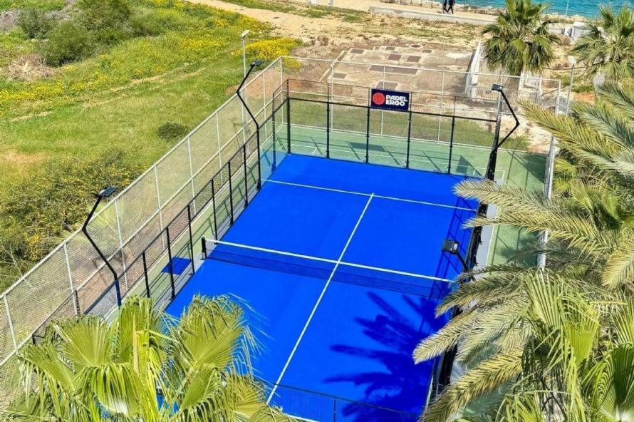Tenis a/nebo squash v ubytování DIANA - Coralli Beachfront Apartment nebo okolí