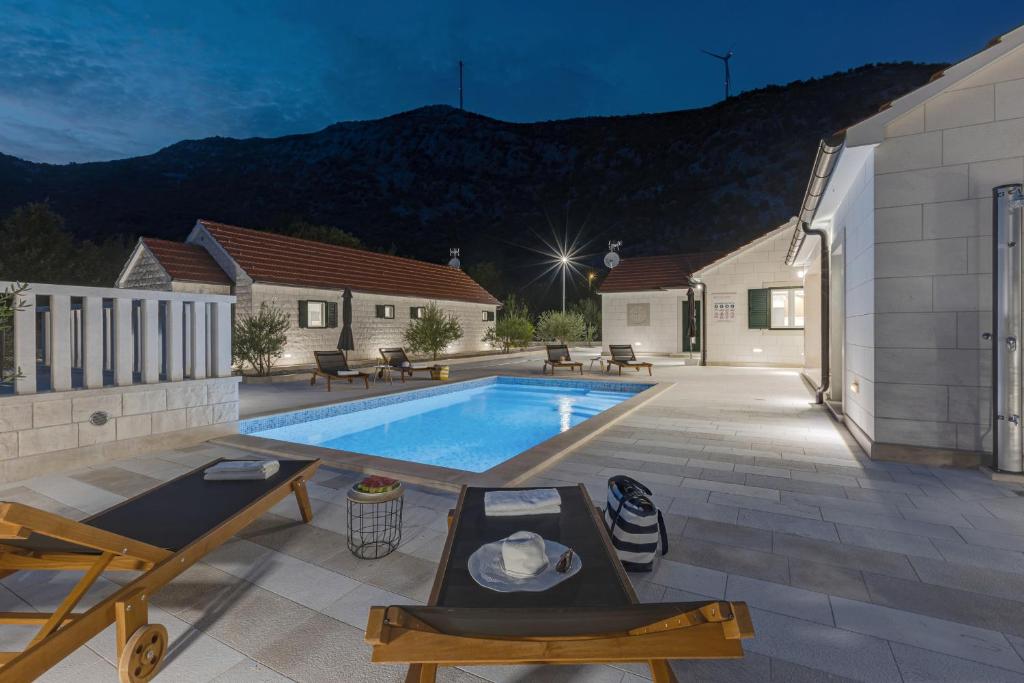 Bazén v ubytování Villa Smokva and Višnja - Resort Moja Stina nebo v jeho okolí