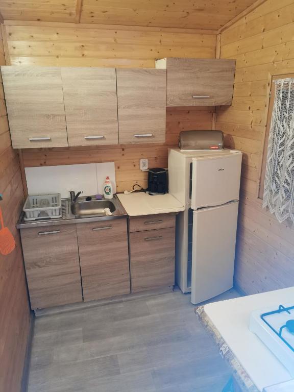 Kuchyňa alebo kuchynka v ubytovaní Domki drewniane alpejskie