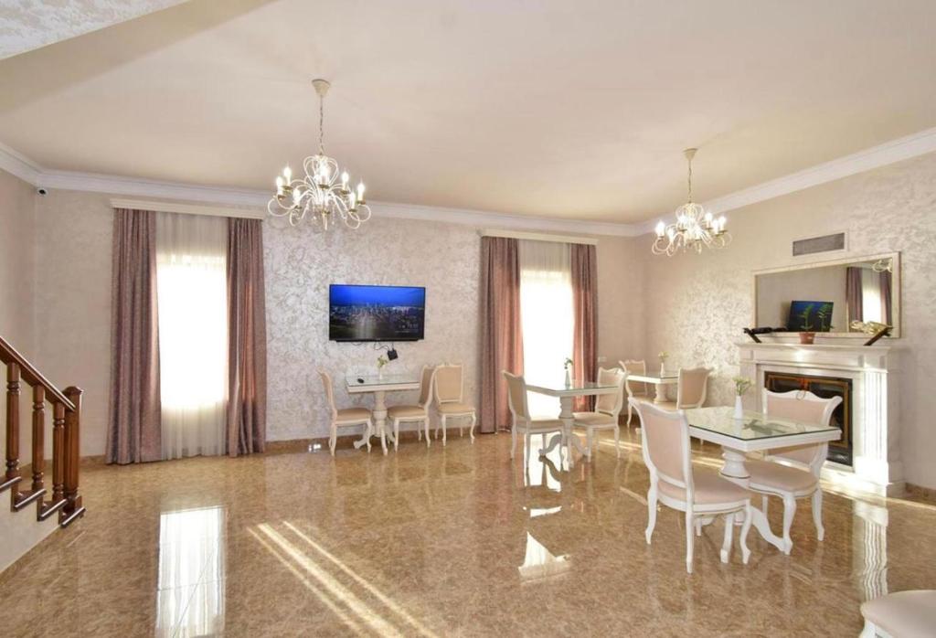 TV a/nebo společenská místnost v ubytování Homestay Hotel
