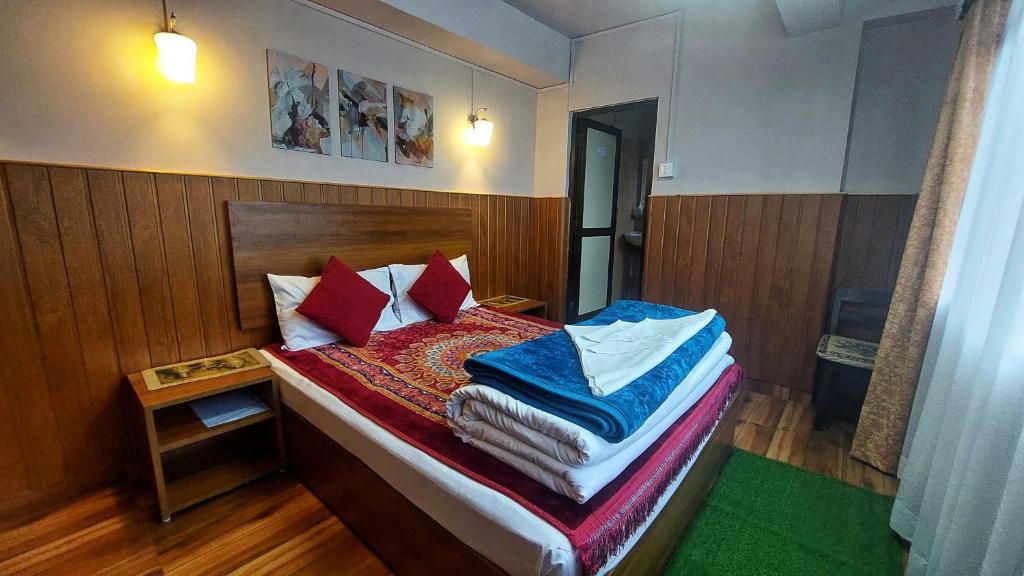 Postel nebo postele na pokoji v ubytování Indivar Homestay